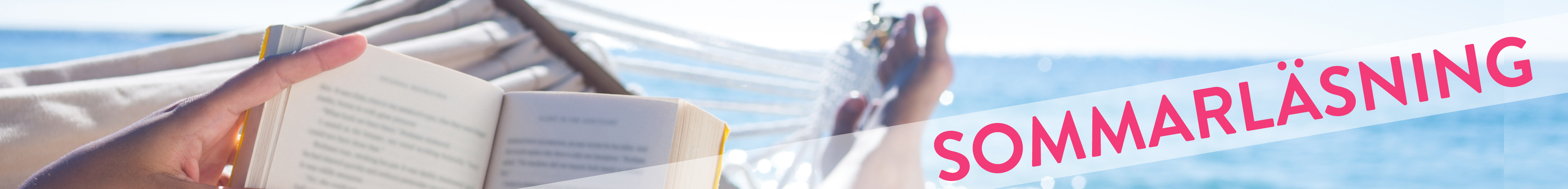 Bild på kvinna i hängmatta på en strand, läsande en bok. Text: sommarläsning