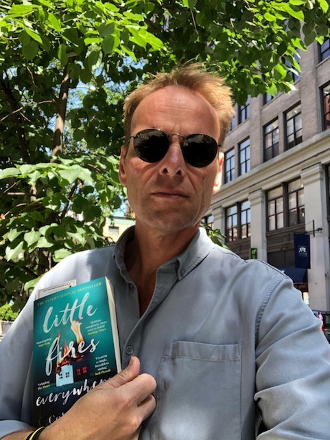 Jonas Bonnier med boken Little fires everywhere i hand 