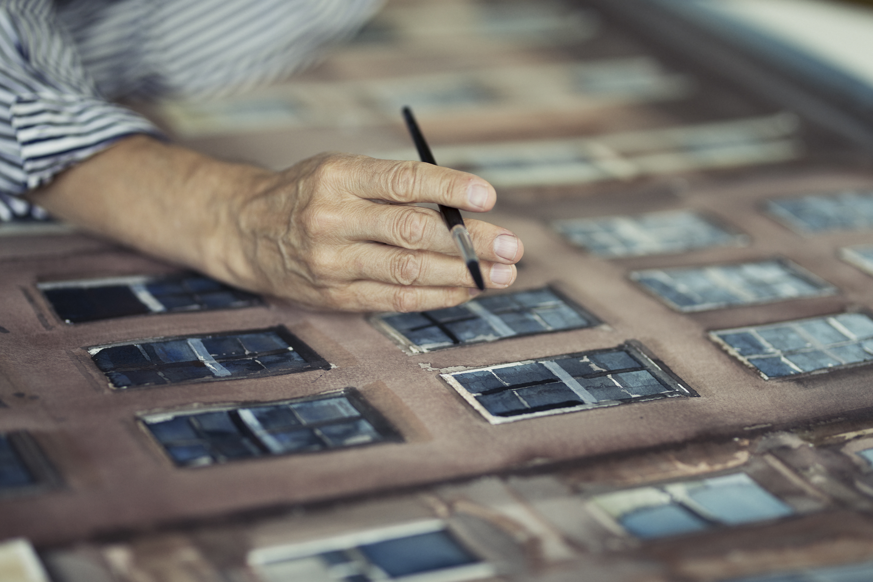 "Handens arbete" – närbild av Lars Lerins hand som målar. Foto: Mattias Lindbäck